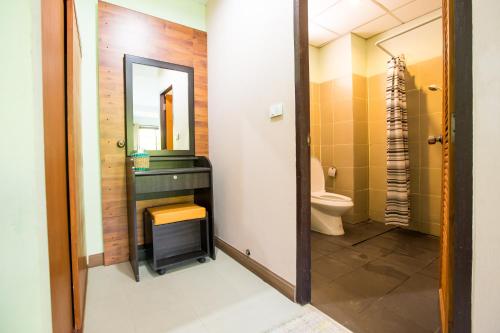 Bathroom sa Banlanna Hotel Lampang