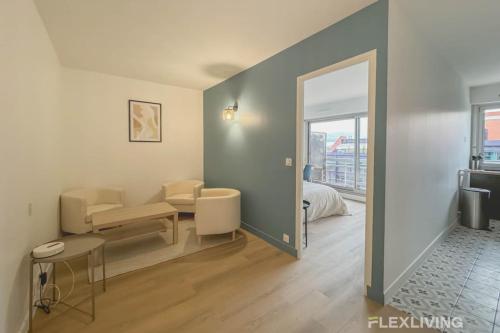 une chambre avec un lit, un bureau et un miroir dans l'établissement Flexliving - room - Clichy-la-Garenne, à Clichy