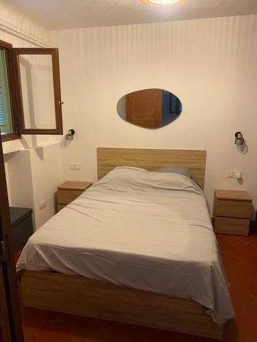 une chambre avec un lit avec une tête de lit en bois dans l'établissement L'Oustalet, à Nice