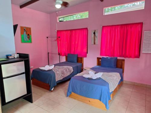 Postel nebo postele na pokoji v ubytování Caribbean Blue Morpho Casitas