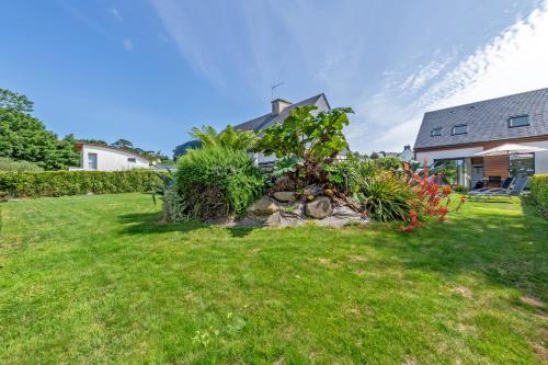 a house with a garden in the yard at Maison récente à 300 m de la mer in Carantec