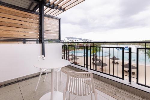 un balcon avec une table et des chaises et une vue sur la plage dans l'établissement MINT Resorts The Blyde, à Pretoria