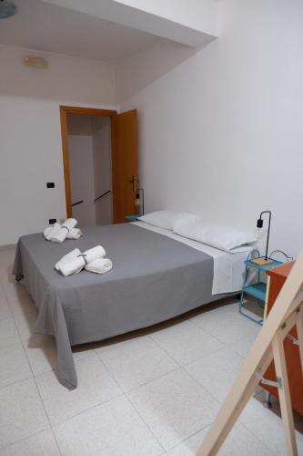 a bedroom with a large bed with towels on it at Casa Vicoletto Verde - Molise feels like home in Carpinone