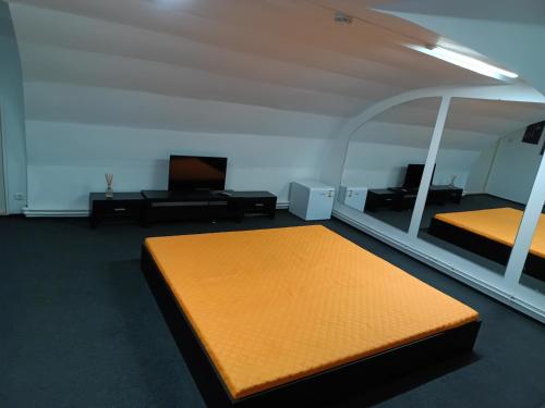 ein Zimmer mit zwei Betten und einem Flachbildfernseher in der Unterkunft Amore 2 in Timişoara