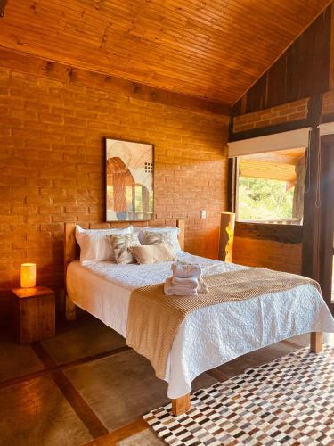 a bedroom with a large bed in a room at Chale com hidro na Serra da Mantiqueira in Sapucaí-Mirim