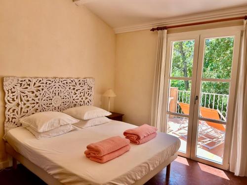 une chambre avec un lit avec deux serviettes dessus dans l'établissement Les Restanques Maison 12 Lac, à Grimaud