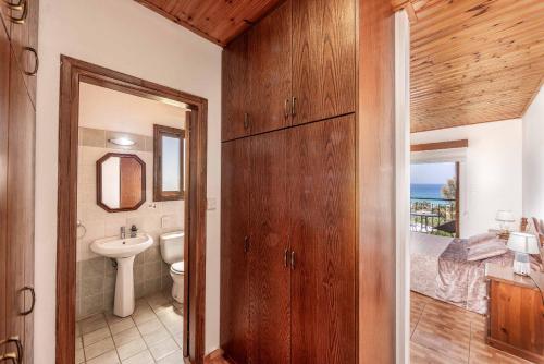 Un baño con un lavabo y un inodoro y un lavabo. en Villa Hermis, en Argaka