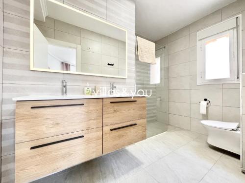 ein Badezimmer mit Waschbecken und Toilette in der Unterkunft Villa Palmera Ciudad Quesada by Villas&You in Rojales