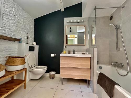 une salle de bain avec toilettes, lavabo et douche dans l'établissement Les Restanques Maison 26 pinède 3 chambres, à Grimaud