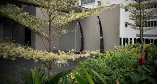 Ein Garten an der Unterkunft V Hotel Bencoolen