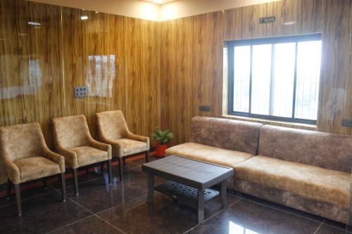 Zona de estar de Pavitram Hotel & Banquet