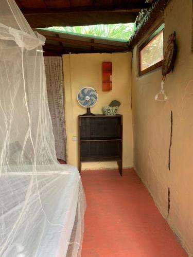 a bedroom with a bed with a mosquito net at Tatajuba Hostel Casa Pascual in Tatajuba