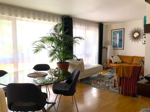 un salon avec une table et des chaises dans l'établissement Chic and peacefull Parisian flat, à Paris