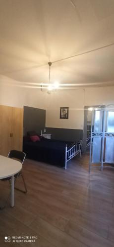 - une chambre avec un lit et une table dans l'établissement petite maison plain pied, à Cuxac-dʼAude