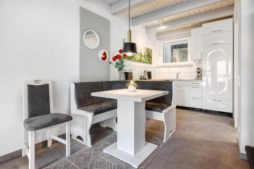 Kuchyň nebo kuchyňský kout v ubytování Apartment am Wald