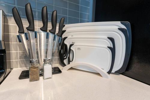 a bunch of knives in a knife block on a counter at Self Check-in-washer-dryer-4ksmart Tv-king Bed-gym in Tacoma
