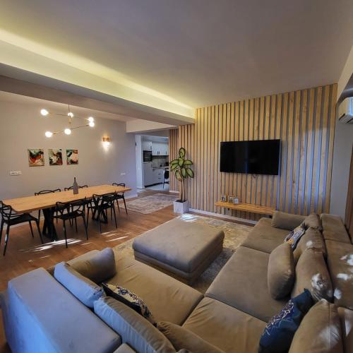 Et tv og/eller underholdning på Apartament elegant cu terasă