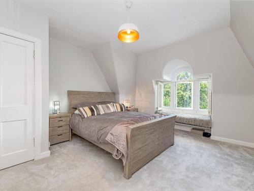 a bedroom with a large bed and a window at Spacious 4 Bedroom Flat in Stirling in Stirling