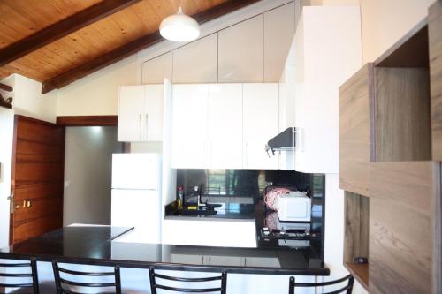 Кухня або міні-кухня у Hilltop Faraya Suites