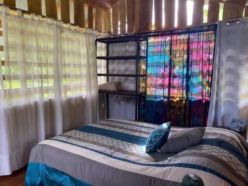 Ένα ή περισσότερα κρεβάτια σε δωμάτιο στο Rustic wooden little house close to the beach