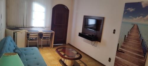 TV a/nebo společenská místnost v ubytování Arraial do Cabo - Suite júnior