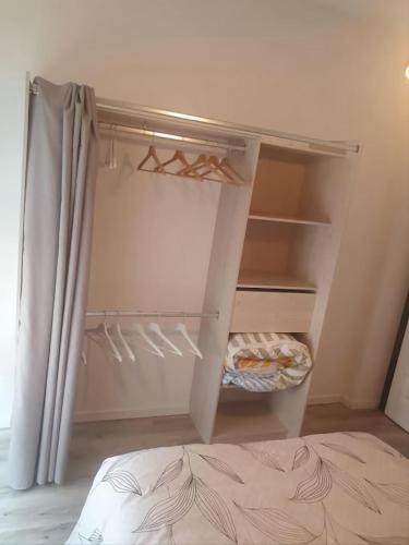 - un réfrigérateur blanc avec une porte ouverte dans la chambre dans l'établissement Le Central - wifi Netflix - Coeur de ville, à Belfort