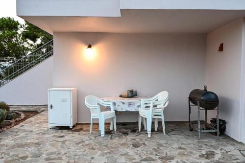 スーニオにあるMarina's dream houseのパティオ(テーブル、椅子、階段付)