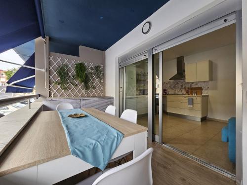 cocina y comedor con techo azul en Casa Cristina - Playa San Juan, en Playa de San Juan