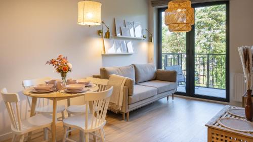 ダルウフコにあるPorto Mare, Sun & Snowのテーブルとソファのあるリビングルーム