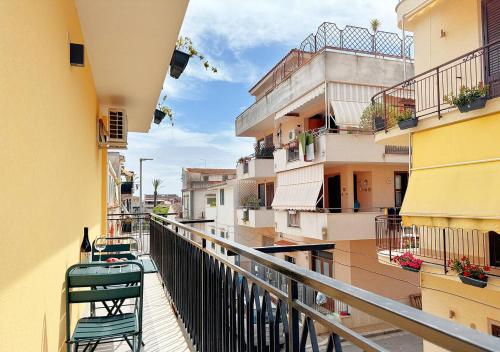 un balcón de un edificio con sillas. en Solemar Sicilia - Casa Minerva, en Santa Flavia