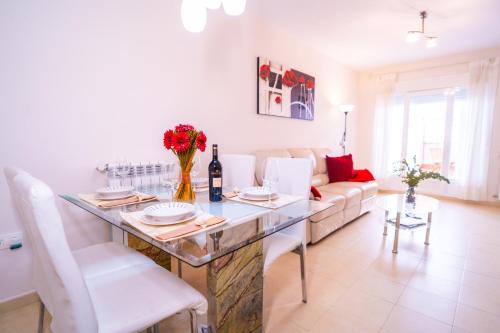 a living room with a table and a couch at Apartamento CyM in Ronda