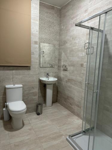 Ένα μπάνιο στο Peaceful 2 bedroom Apartment