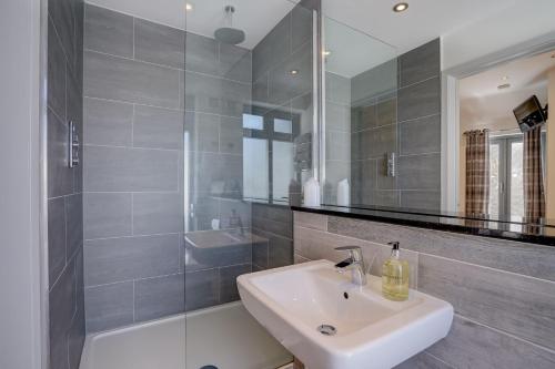 Koupelna v ubytování Old Church Barn by Winterton Cottages