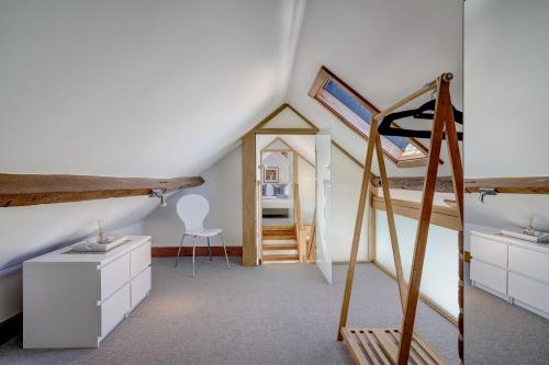 Postel nebo postele na pokoji v ubytování Old Church Barn by Winterton Cottages