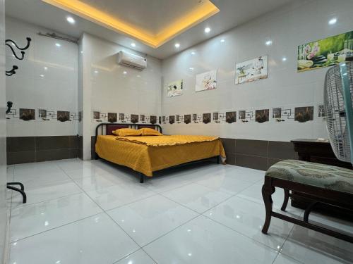 a bedroom with a yellow bed in a room at Linh San Hotel in Thinh Làng