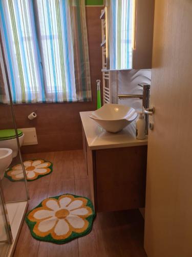 a bathroom with a sink and a counter with mats at Appartamento Belvedere Roccascalegna in Roccascalegna