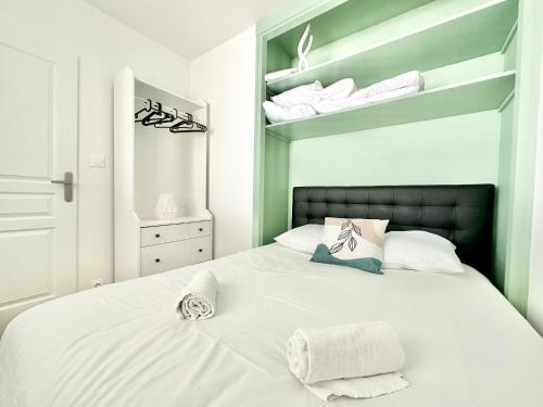 Giường trong phòng chung tại Le Treize Urbain douillet et paisible