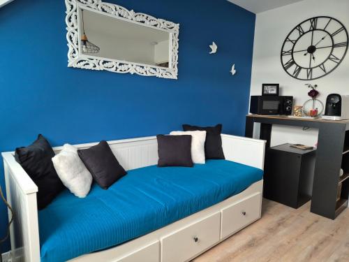a blue bedroom with a bed with blue walls at Les Charmilles in Escoville