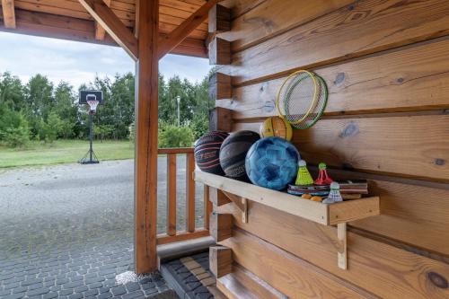 a wooden wall with a shelf with bowls and a basketball hoop at Dom wakacyjny Danielsja in Osiek