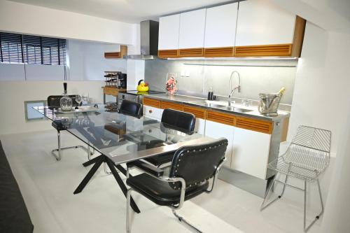 Nhà bếp/bếp nhỏ tại Central two-floor loft with private entrance