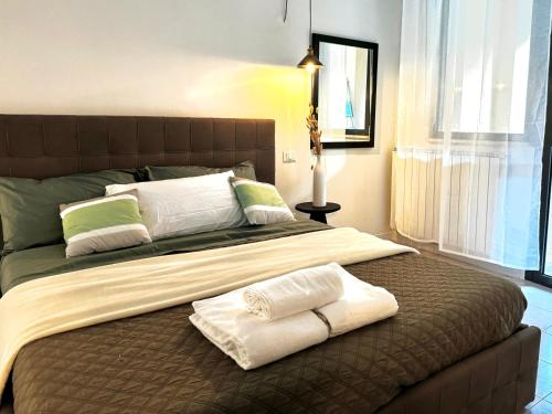 Postel nebo postele na pokoji v ubytování Elegant Apartment with Balcony, Free Parking, & WiFi