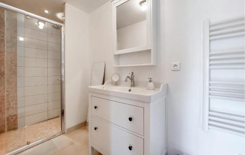 Bilik mandi di 2 Bedroom Amazing Home In Melrand