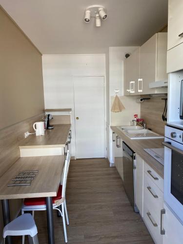 une cuisine avec une table et un comptoir dans l'établissement Calme et confort -chambre privée dans un appartement-courtes et longues durées, à Angoulême
