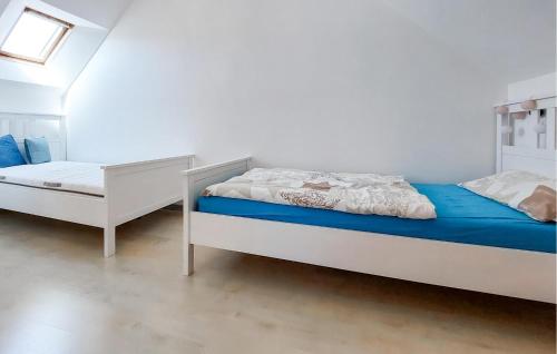 Katil atau katil-katil dalam bilik di 2 Bedroom Amazing Home In Melrand