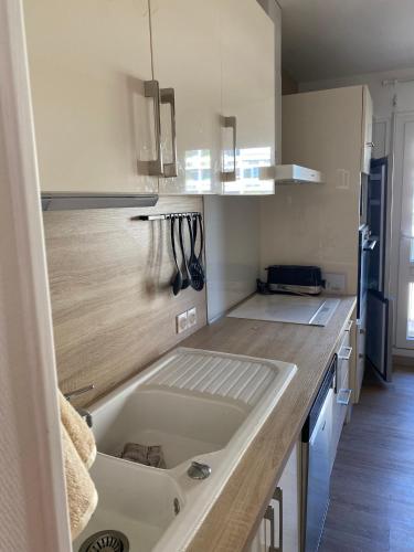 une cuisine avec un évier et un plan de travail dans l'établissement Calme et confort -chambre privée dans un appartement-courtes et longues durées, à Angoulême