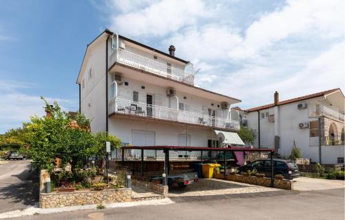 1 Bedroom Amazing Apartment In Ploce