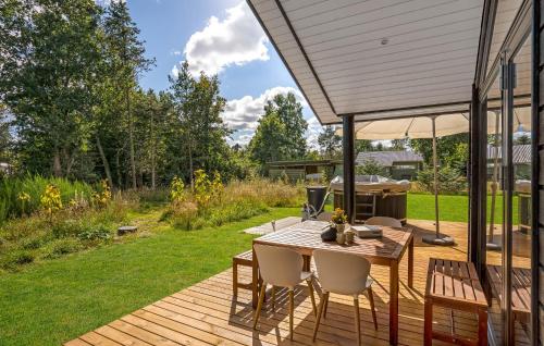 Κήπος έξω από το Cozy Home In Ørsted With Sauna