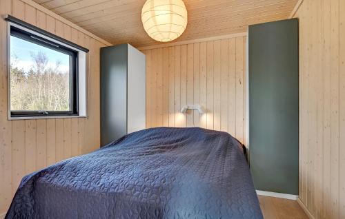 Ένα ή περισσότερα κρεβάτια σε δωμάτιο στο Cozy Home In Ørsted With Sauna
