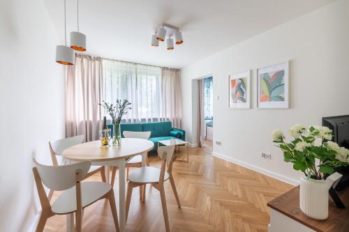 Solec 79A Prywatne mieszkanie z oddzielną sypialnią i prywatnym miejscem parkingowym Samodzielne Zameldowanie! Self Check-in System!