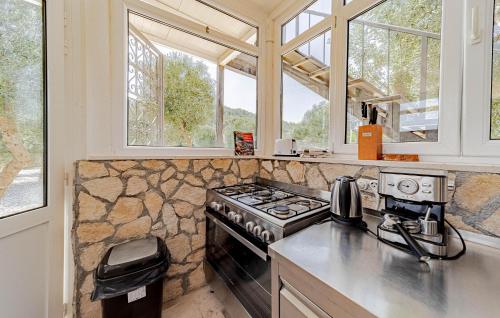 Gorgeous Home In Stonにあるキッチンまたは簡易キッチン
